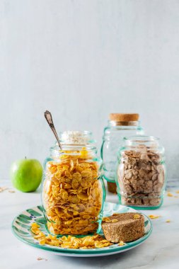 Çeşitli Cam Kavanoz, sağlıklı soğuk hızlı kahvaltılık tahıllar 