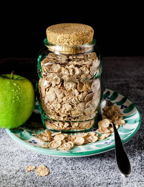 Grão de trigo cereais pequeno-almoço em um frasco de vidro para armazenamento. e um g — Fotografia de Stock