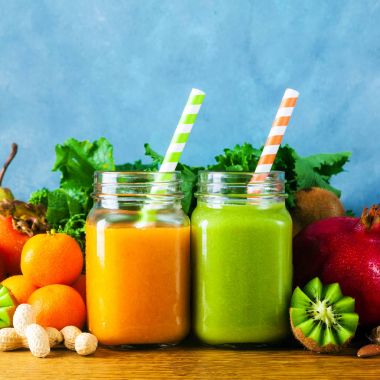 Taze meyve smoothies çeşitli renk ve tadı harmanlanmış 