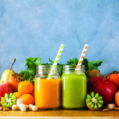 Taze meyve smoothies çeşitli renk ve tadı harmanlanmış 