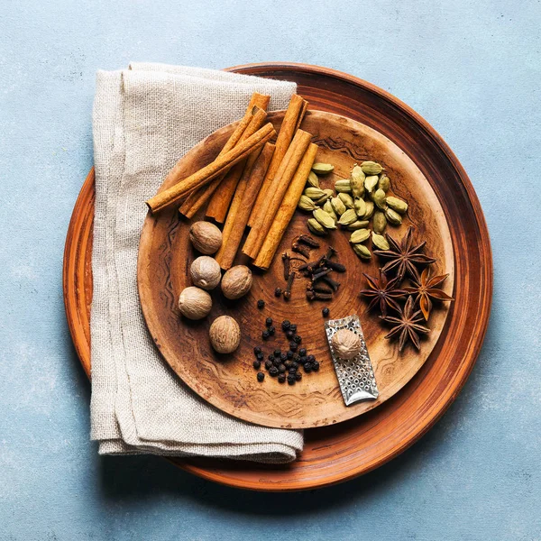 Сбор специй на тарелке: коричные палочки, мускатный орех, анисе , — стоковое фото