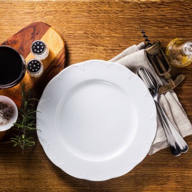 boş bir levha ahşap bir masa ve bir kadeh kırmızı şarap. Servin