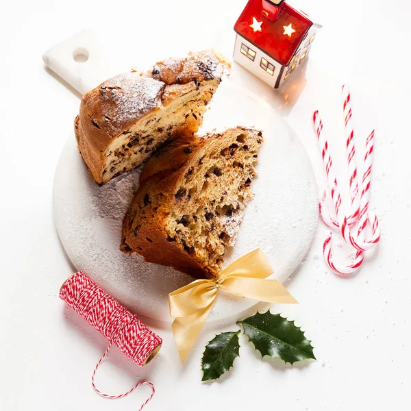 Panetton de pão festivo italiano com chocolate na decoração da mesa — Fotografia de Stock