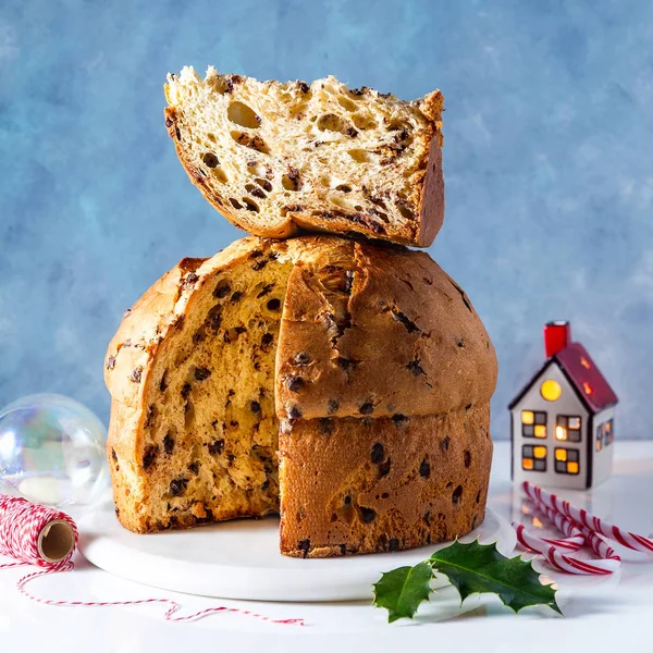 Panetton de pão festivo italiano com chocolate na decoração da mesa — Fotografia de Stock