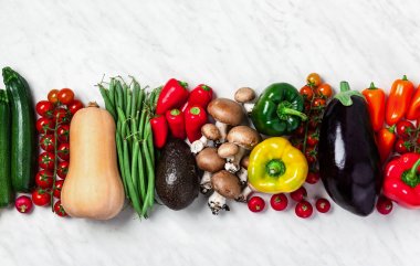 taze sebze arka plan beyaz mermer masa üzerinde çeşitli