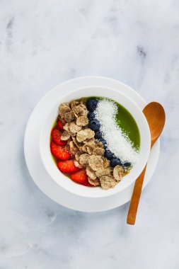 bir kase tahıl için sağlıklı bir kahvaltı ile smoothies ve