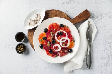 tipik İspanyol tarzı salata kırmızı turuncu, soğan ve zeytin ile