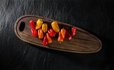 renkli tatlı biber siyah barut üzerinde. arka plan yiyecek. Organik