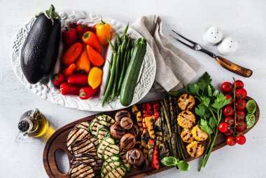 büyük bir bölümü üzerinde ızgara sebze ve mantar renkli bir