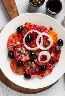 tipik İspanyol tarzı salata kırmızı turuncu, soğan ve zeytin ile