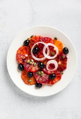 tipik İspanyol tarzı salata kırmızı turuncu, soğan ve zeytin ile