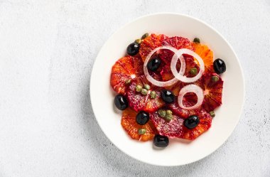 tipik İspanyol tarzı salata kırmızı turuncu, soğan ve zeytin ile