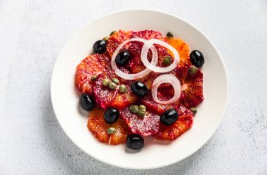 tipik İspanyol tarzı salata kırmızı turuncu, soğan ve zeytin ile
