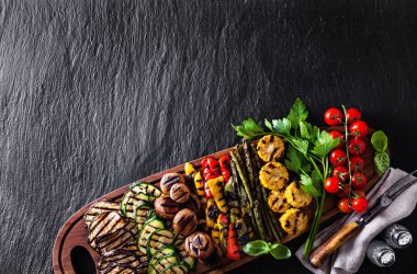 büyük bir bölümü üzerinde ızgara sebze ve mantar renkli bir