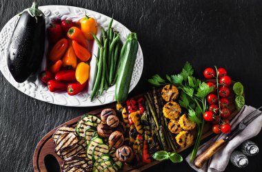 bir yaz aperatif, renkli barbekü sebze ile büyük bir ahşap tepsi