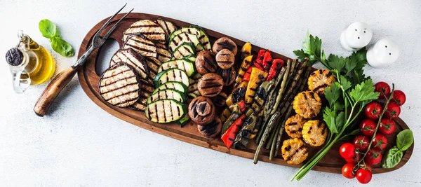 Bandeira de comida de verão saudável. uma grande variedade de fatias grelhadas — Fotografia de Stock