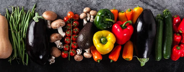 Pancarta de verduras frescas en la mesa, brillante multicolor o —  Fotos de Stock