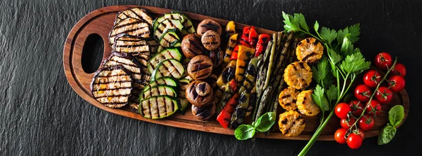 Banner. uma grande porção de legumes e cogumelos grelhados coloridos — Fotografia de Stock