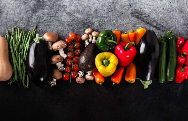 Verduras frescas en la mesa, brillante bio orgánico multicolor —  Fotos de Stock