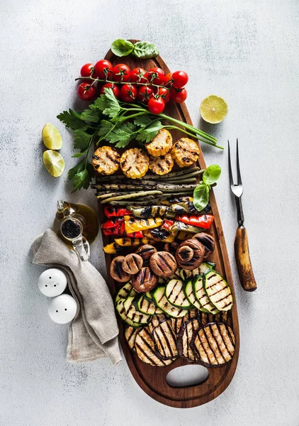Uma grande bandeja de madeira com um lanche de verão, churrasco colorido Veget — Fotografia de Stock