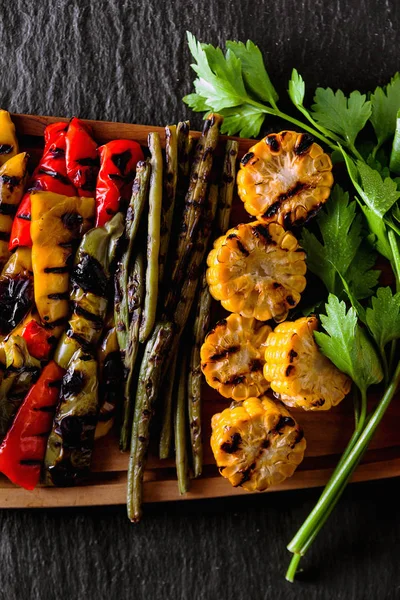 De achtergrond van het eten van groenten op de grill. gezonde zomer voedsel — Stockfoto