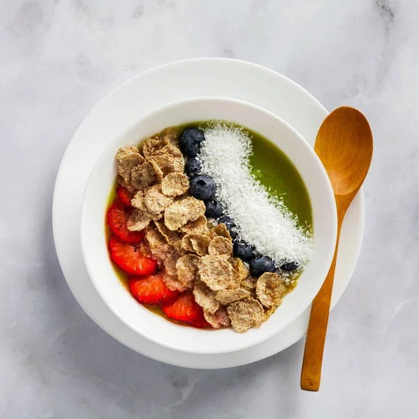 Uma tigela de smoothies, com cereais para um pequeno-almoço saudável e ser — Fotografia de Stock