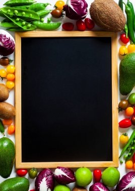 kayrak kurulu kopya alanı ve farklı sebze yazmak için bir