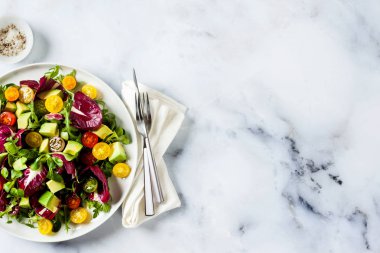 Yaz parlak taze salata, domates, avokado ve radicc