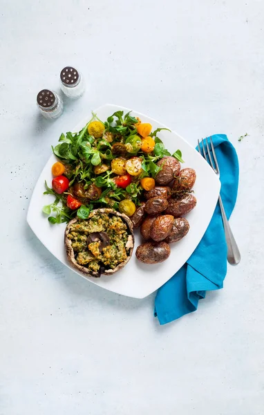 Prato com jantar ou almoço de batata assada, salada de tomate e — Fotografia de Stock