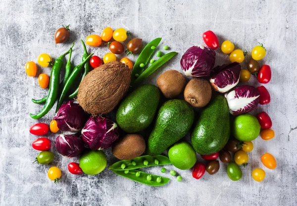 Verduras frescas maduras y frutas en una mesa de piedra. verano harves —  Fotos de Stock