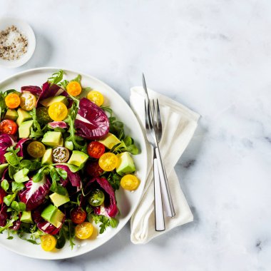 Yaz parlak taze salata, domates, avokado ve radicc