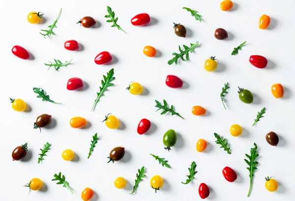 Padrão de comida de pequenos tomates coloridos e salada de arugula. riz — Fotografia de Stock