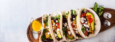 Vejetaryen meze tacos ile ızgara sebze, avokado, beyaz ch