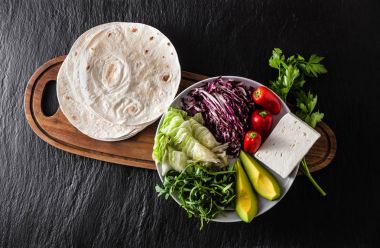 Taco veya börek makin için çeşitli sebze ve ekmeği düz
