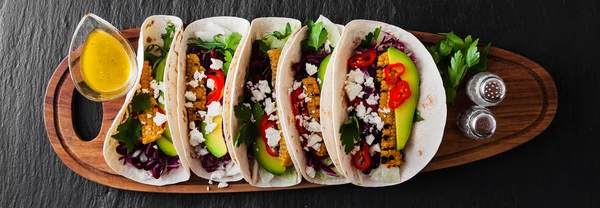 Tacos mexicanos com abacate, milho grelhado, salada de repolho vermelho e c — Fotografia de Stock