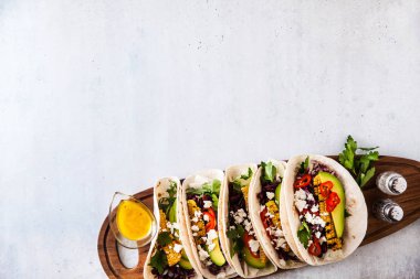 Vejetaryen meze tacos ile ızgara sebze, avokado, beyaz ch