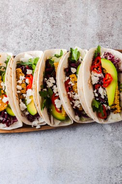 Avokado, ızgara mısır, kırmızı lahana salatası ve c ile Meksika tacos