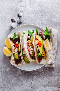 Avokado, ızgara mısır, kırmızı lahana salatası ve c ile Meksika tacos