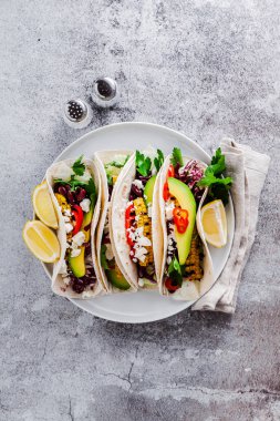 Vejetaryen meze tacos ile ızgara sebze, avokado, beyaz ch