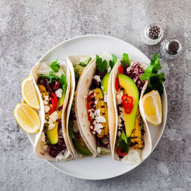Vejetaryen meze tacos ile ızgara sebze, avokado, beyaz ch
