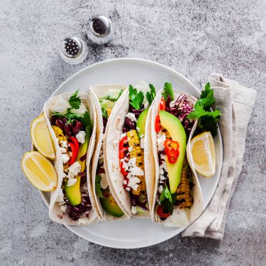 Vejetaryen meze tacos ile ızgara sebze, avokado, beyaz ch