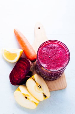 sağlıklı taze sıkılmış meyve suları pancar, havuç, elma ve l