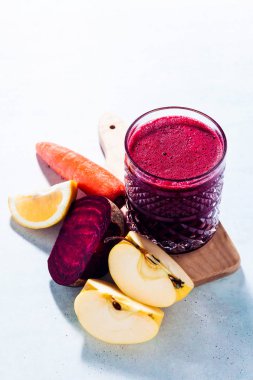 sağlıklı taze sıkılmış meyve suları pancar, havuç, elma ve l