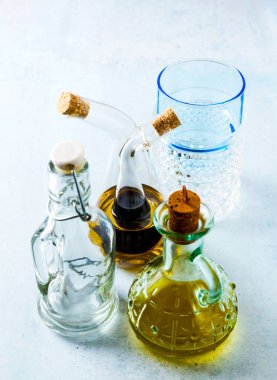Kaplamalar ve gözlük ve cruet zeytinyağı ve balzamik sos ile 