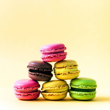 Piramit renkli, parlak, geleneksel Fransız tatlı macaroons 