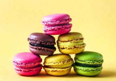 Piramit renkli, parlak, geleneksel Fransız tatlı macaroons 