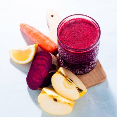 sağlıklı taze sıkılmış meyve suları pancar, havuç, elma ve l