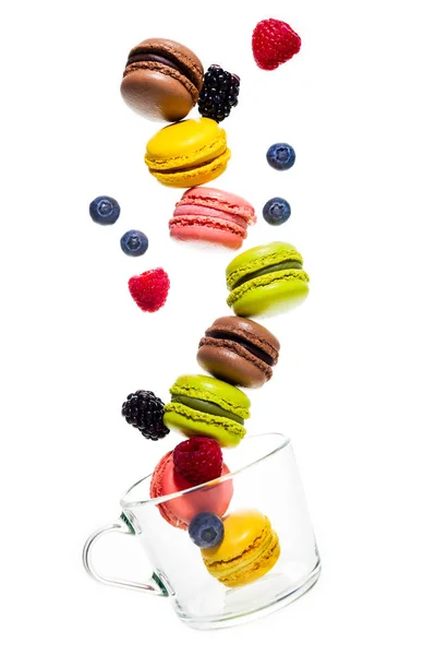Renkli geleneksel Fransız tatlı macaroons badem unu gelen bir — Stok fotoğraf