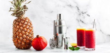 pineap mermer bir tablo üzerinde bir shaker tekila sunrise karıştırma