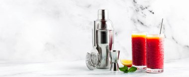 bir shaker mermer bir tabloda tekila sunrise karıştırma, kopyalama alanı